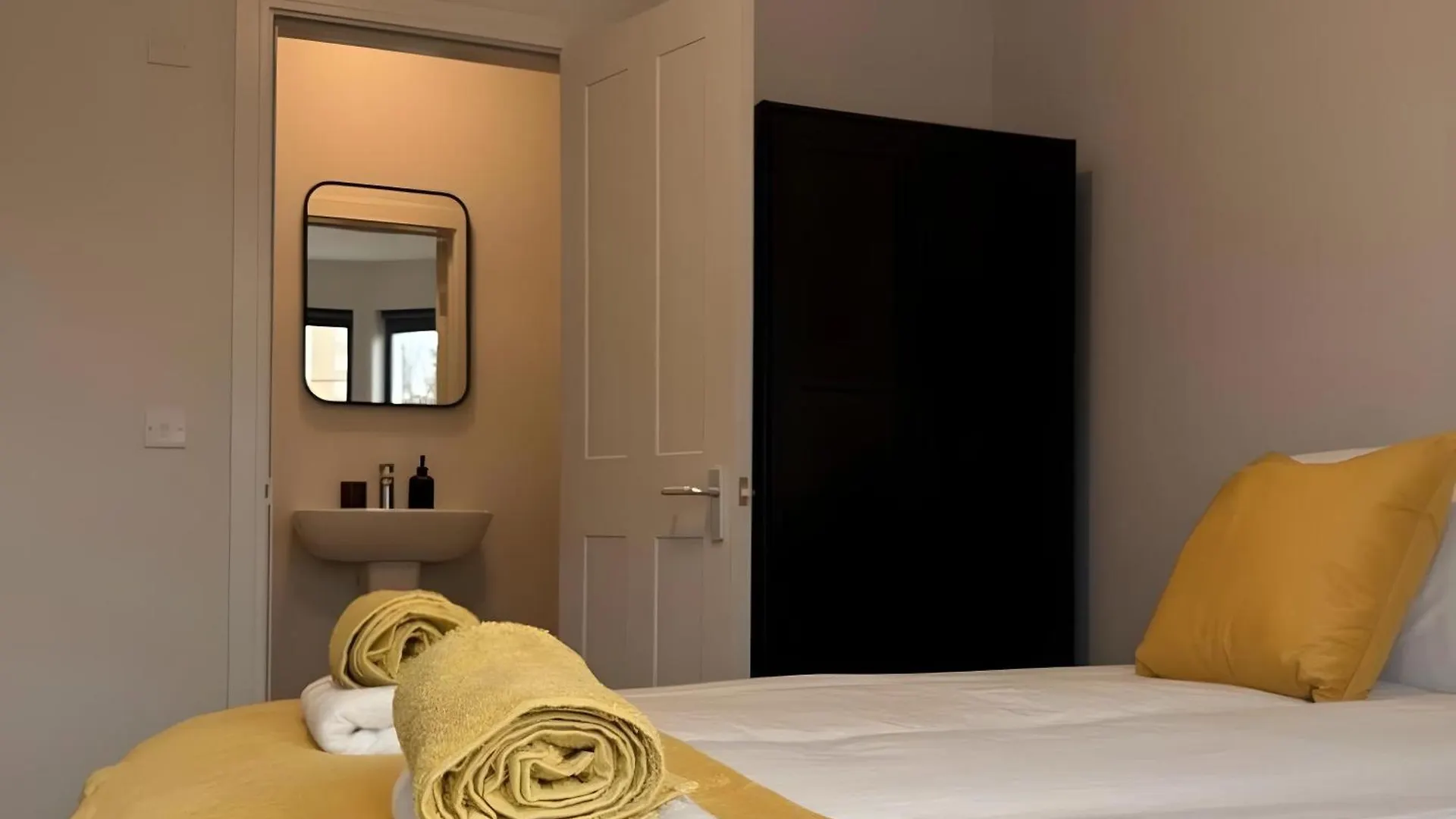 Hostel Affordable Master Room - Heart Of Abu Dhabi